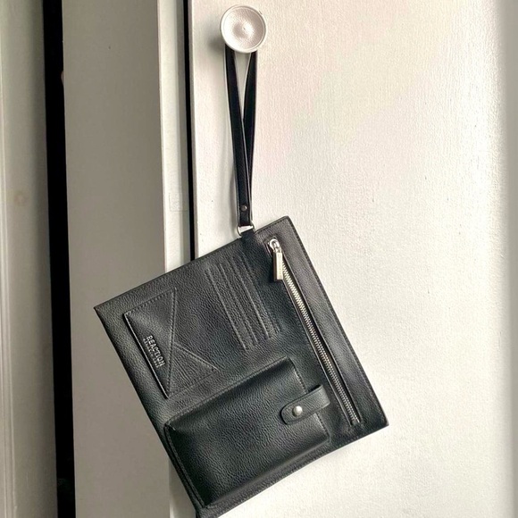 KENNETH COLE Wristlet phone carrier bag insert black leather NEW - Picture 5 of 7